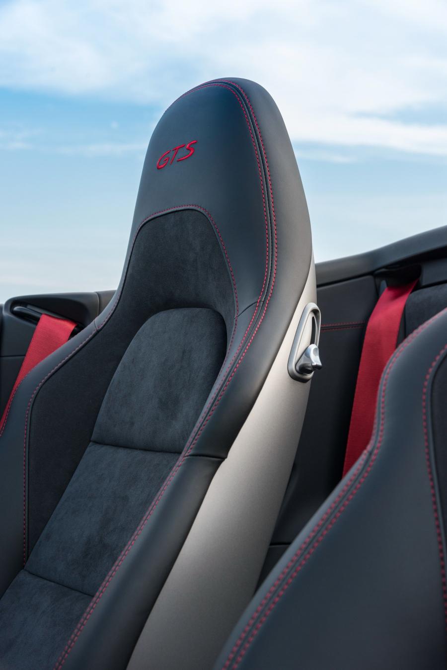 Детали интерьера Porsche 911 Carrera GTS Cabriolet (991) 2017 года  (NA) (фото 26 из 30)
